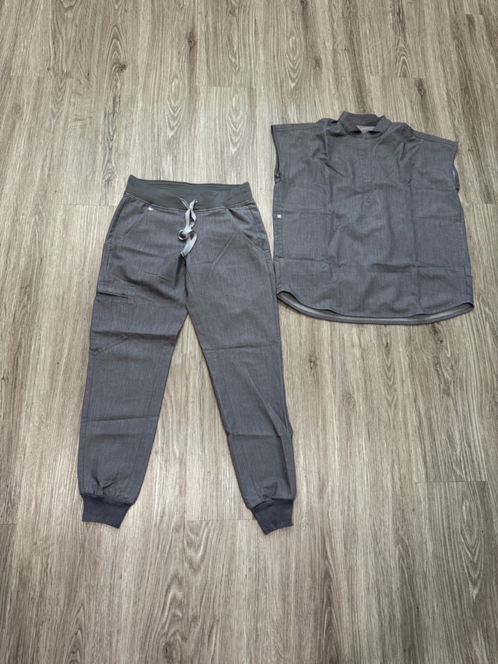Figs Women's Charcoal Gray Scrub Top and Jogger Set